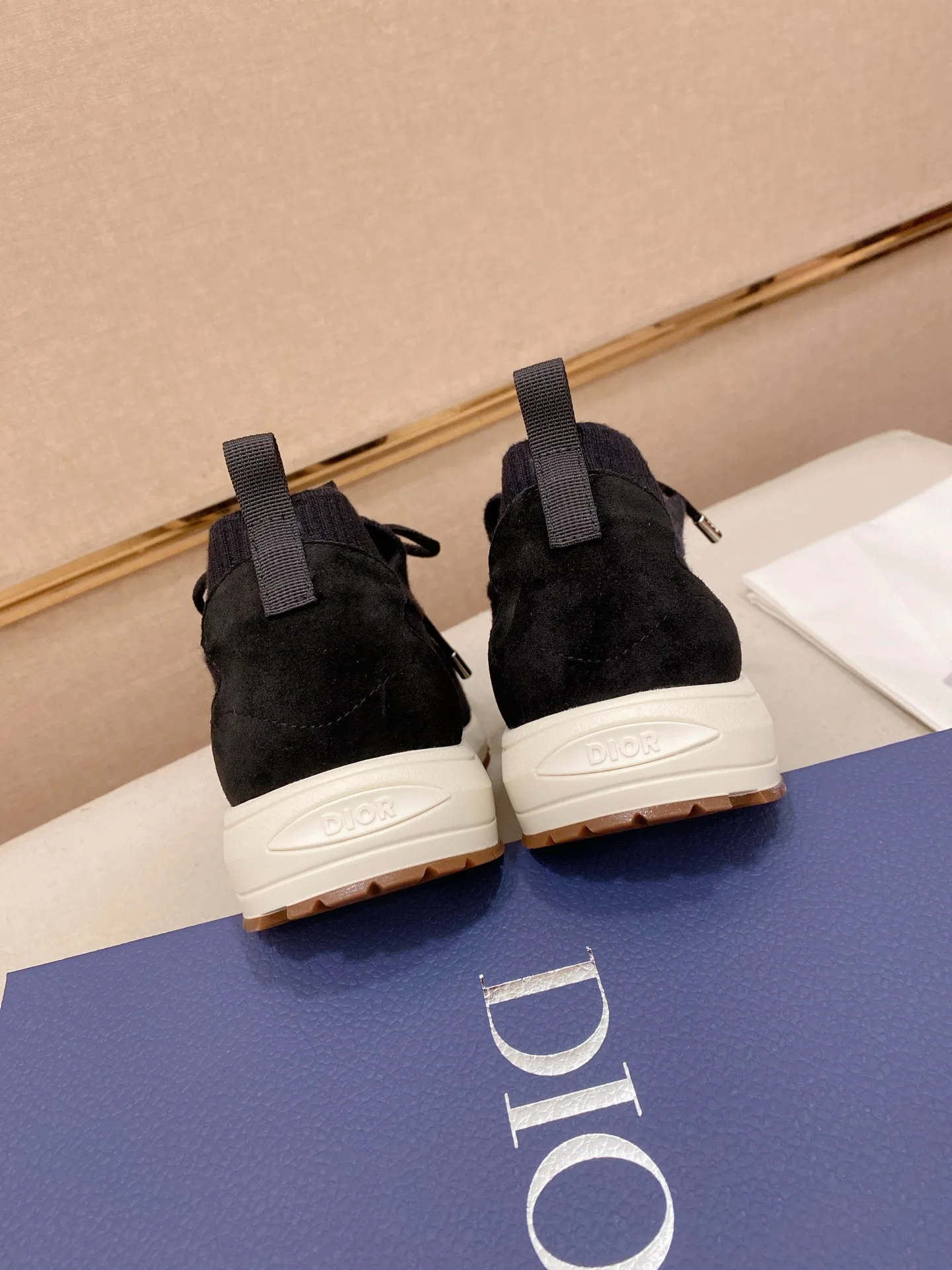 Factory price: 420💰Dior's latest men's fashion sneakers. This item draws inspiration from retro jogging shoes. Featuring a thick, low-top design, it features a mesh fabric upper and an ultra-light rubber foam sole. The side is decorated with an embossed "Di~r" logo. Code number: 39-44 (order 38, 45, 46)
